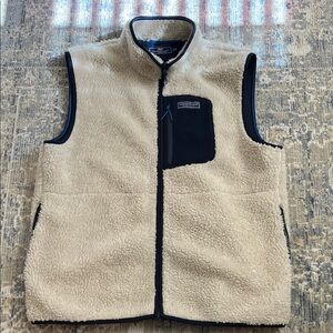 Men’s Vineyard Vines size XL Cream and Navy Blue Sherpa vest with chest pocket